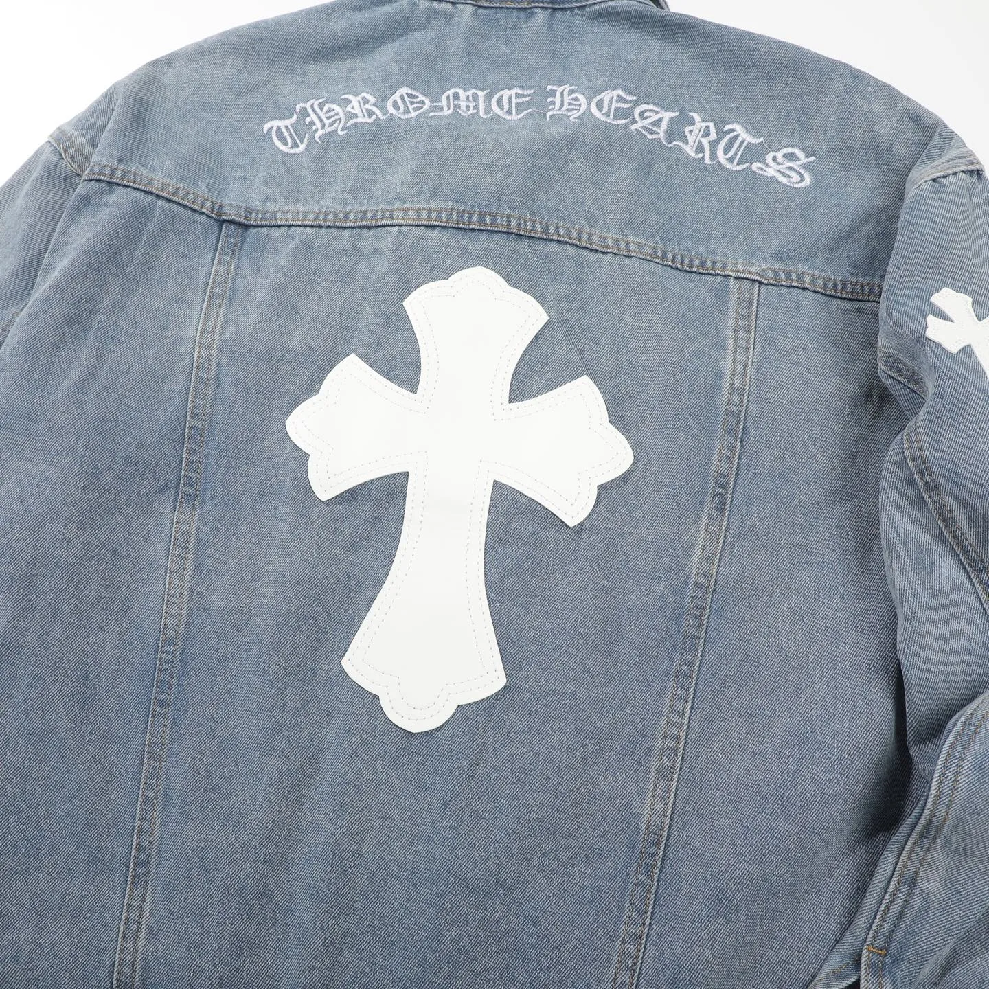 P270 Chrome/Hearts Chrome/Hearts Sanskrit embroidered cross-paved leather denim jacket. The whole piece of clothing is really heavy-duty. It is made of denim denim imported from Japan. It is washed after the finished product. The loss rate is very high. The overall distressed craftsmanship has a stylish upper body. The classic Sanskrit embroidery design on the back. The Behringer embroidery machine is precise and three-dimensional because of the old craftsmanship. From the hardware to the three labels, all molds are re-opened and made to order. 100% restored craftsmanship. Including the silver thread anti-counterfeiting, all are redone this year. All cross leathers are laser aligned. The leather difference is definitely not the same as the super fiber leather on the market. It uses this year’s new sheep leather. The finished embroidery guarantees the overall quality❗️ Color: light blue Size: S M L XL